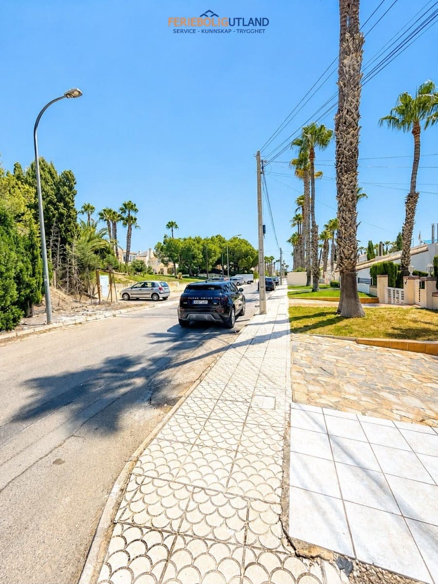 3 bedroom Villa for sale in Villamartin with pool garage - € 529,995 (Ref: 10029686)