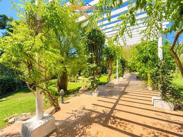 3 bedroom Villa for sale in Villamartin, Orihuela with pool garage - € 529,995 (Ref: 10029686)