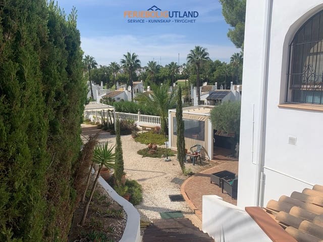 4 soverom Villa til salgs i Villamartin, Orihuela med svømmebasseng garasje - € 750 000 (Ref: 10030898)