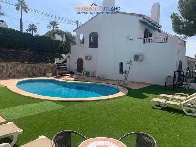 4 soverom Villa til salgs i Villamartin, Orihuela med svømmebasseng garasje - € 750 000 (Ref: 10030898)