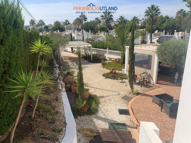 4 soverom Villa til salgs i Villamartin, Orihuela med svømmebasseng garasje - € 750 000 (Ref: 10030898)