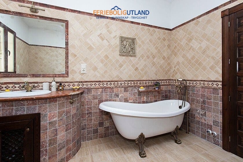 4 sovrum Villa till salu i Orihuela Costa med pool garage - 890 000 € (Ref: 10031011)