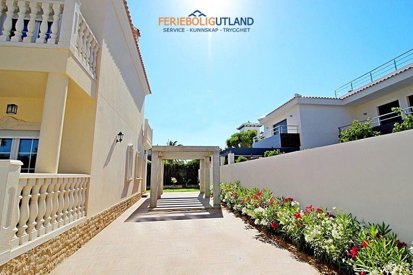 5 makuuhuone Huvila myytävänä paikassa Cabo Roig mukana uima-altaan - 990 000 € (Ref: 10031013)