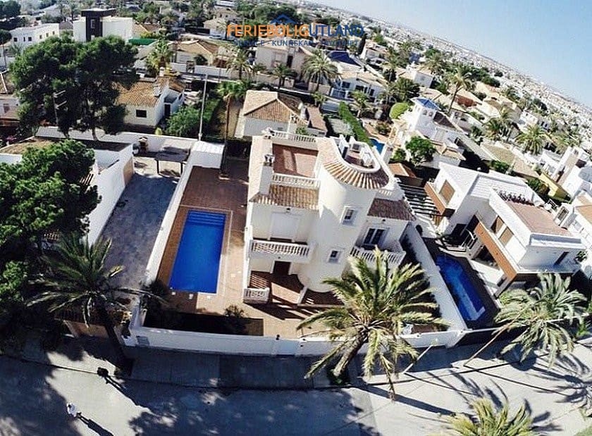 5 makuuhuone Huvila myytävänä paikassa Cabo Roig mukana uima-altaan - 990 000 € (Ref: 10031013)
