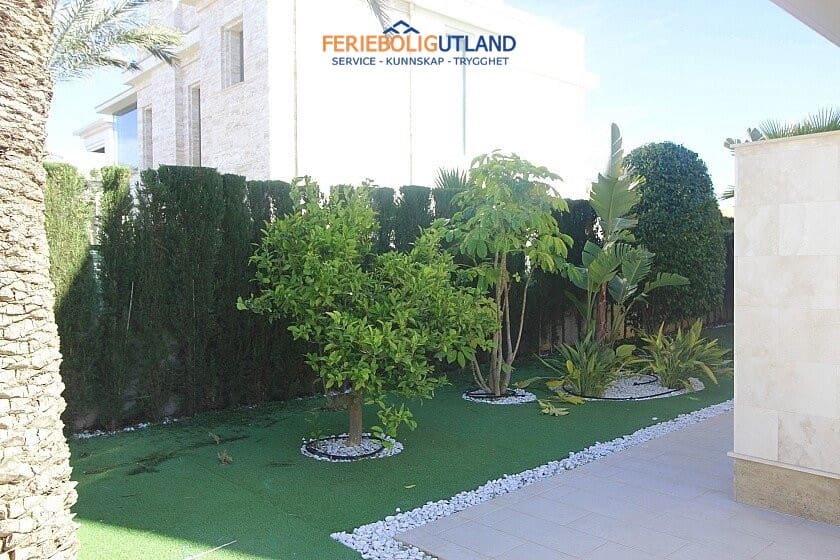 5 quarto Moradia para venda em La Zenia com piscina garagem - 1 500 000 € (Ref: 10031162)