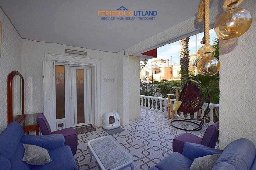 3 makuuhuone Huvila myytävänä paikassa Torrevieja mukana uima-altaan 
autotalli - 590 000 € (Ref: 10031163)