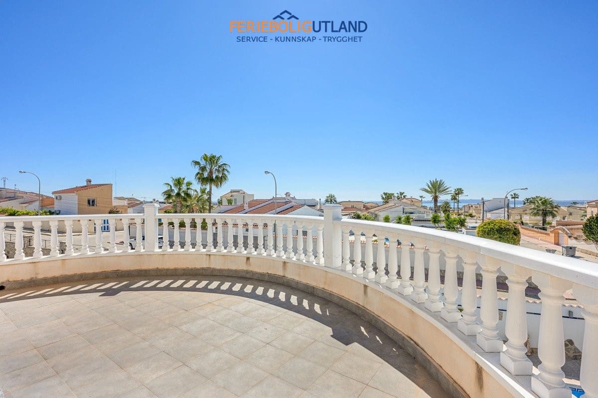 5 bedroom Villa for sale in Ciudad Quesada with pool garage - € 480,000 (Ref: 10032399)