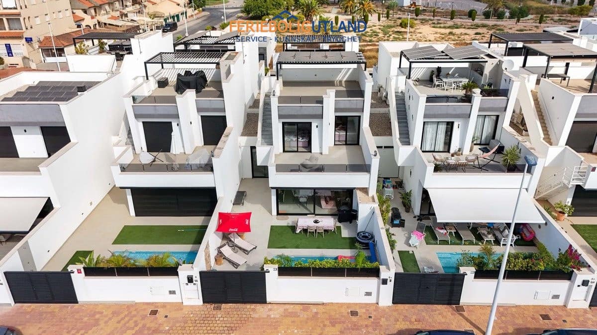 5 makuuhuone Omakotitalo myytävänä paikassa San Pedro del Pinatar mukana uima-altaan 
autotalli - 525 000 € (Ref: 10032491)