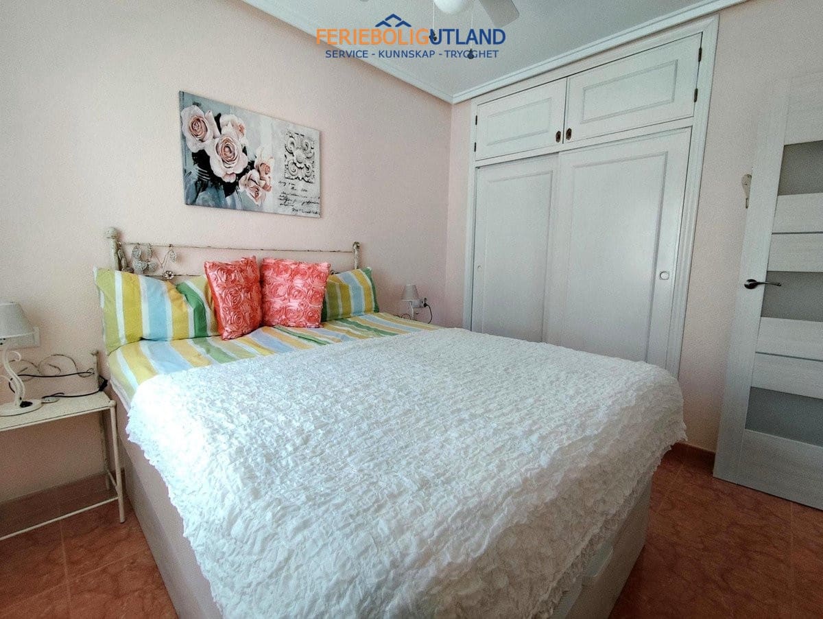 Chalet de 4 habitaciones en Playa Flamenca en venta con piscina - 280.000 € (Ref: 10032493)