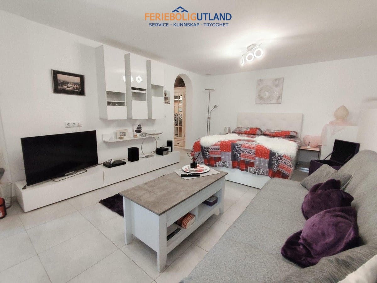 Chalet de 4 habitaciones en Playa Flamenca en venta con piscina - 280.000 € (Ref: 10032493)