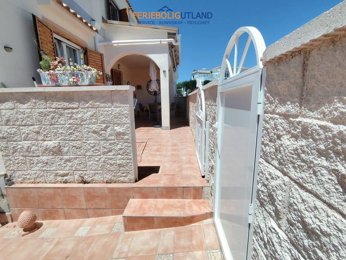 Chalet de 4 habitaciones en Playa Flamenca en venta con piscina - 280.000 € (Ref: 10032493)