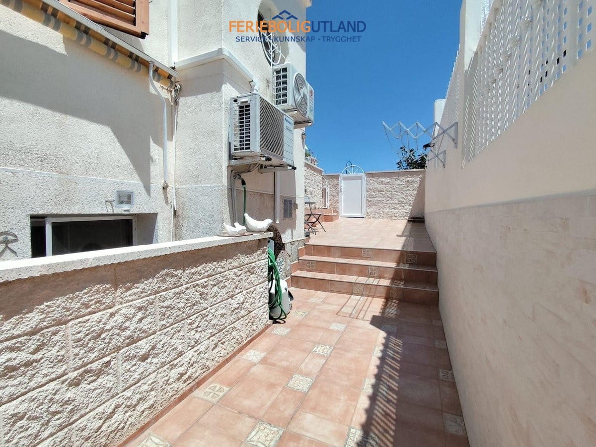 Chalet de 4 habitaciones en Playa Flamenca en venta con piscina - 280.000 € (Ref: 10032493)