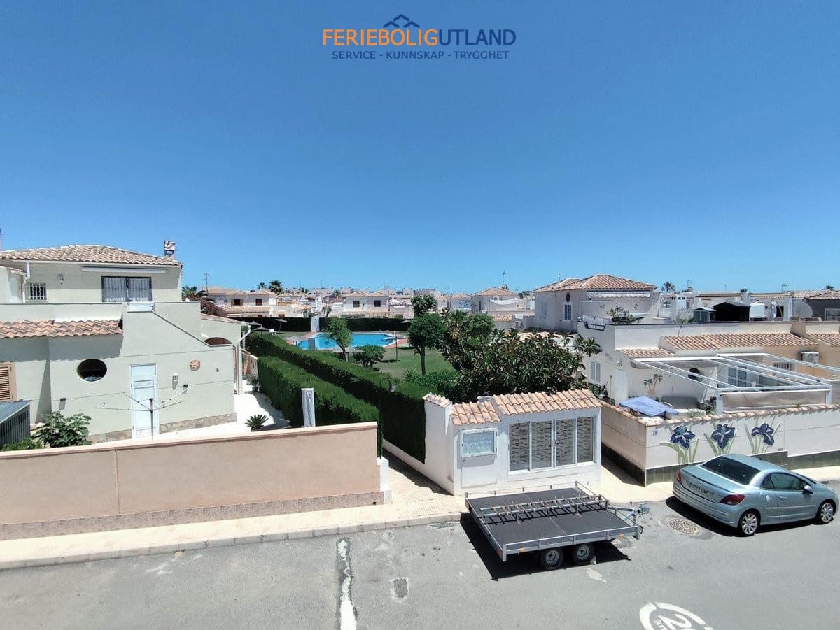 Chalet de 4 habitaciones en Playa Flamenca en venta con piscina - 280.000 € (Ref: 10032493)