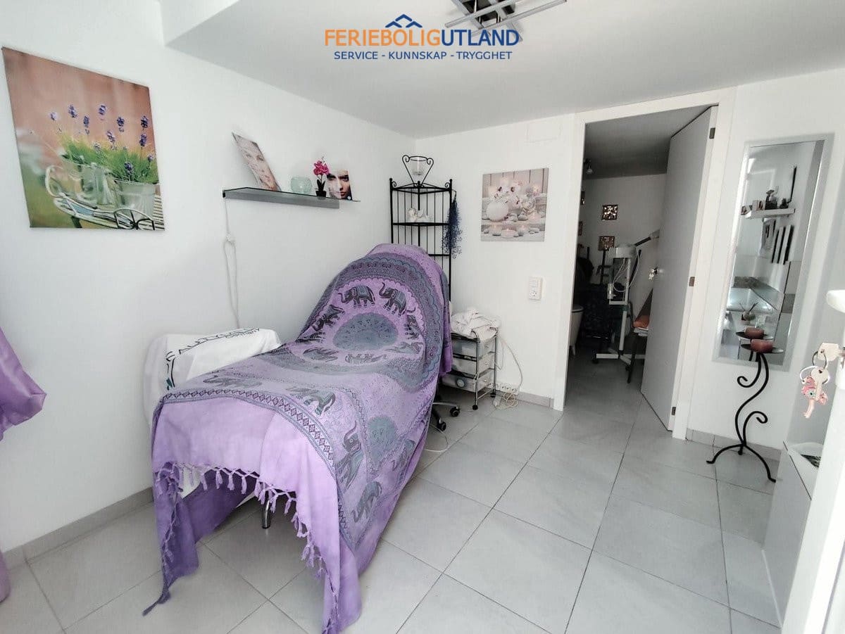 Chalet de 4 habitaciones en Playa Flamenca en venta con piscina - 280.000 € (Ref: 10032493)
