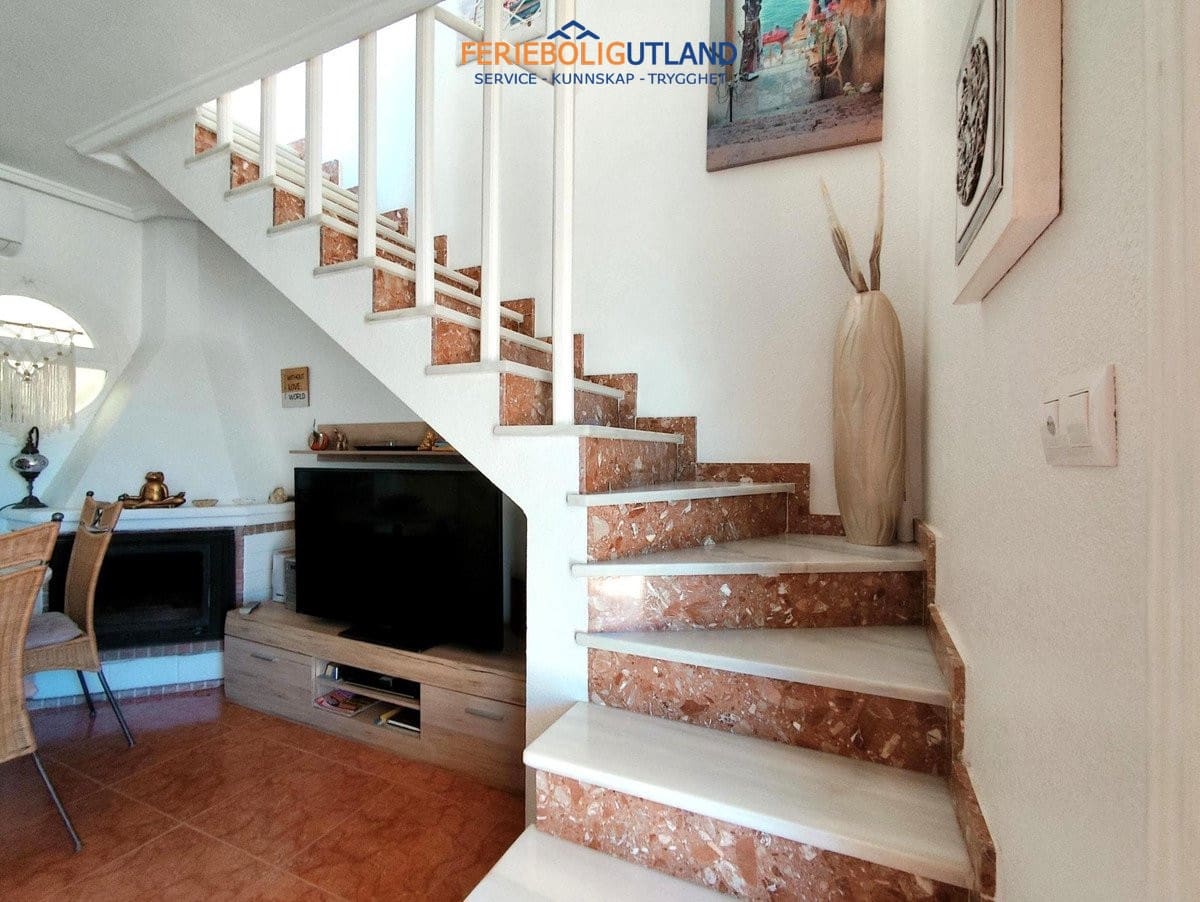 Chalet de 4 habitaciones en Playa Flamenca en venta con piscina - 280.000 € (Ref: 10032493)