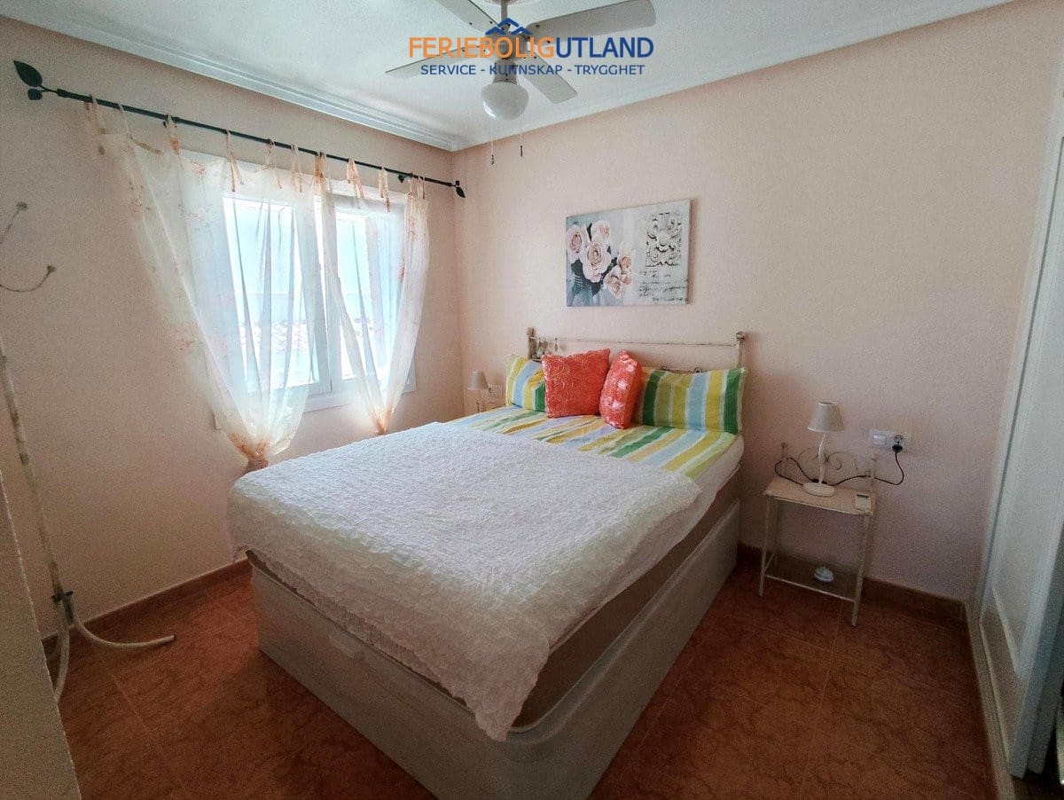 Chalet de 4 habitaciones en Playa Flamenca en venta con piscina - 280.000 € (Ref: 10032493)