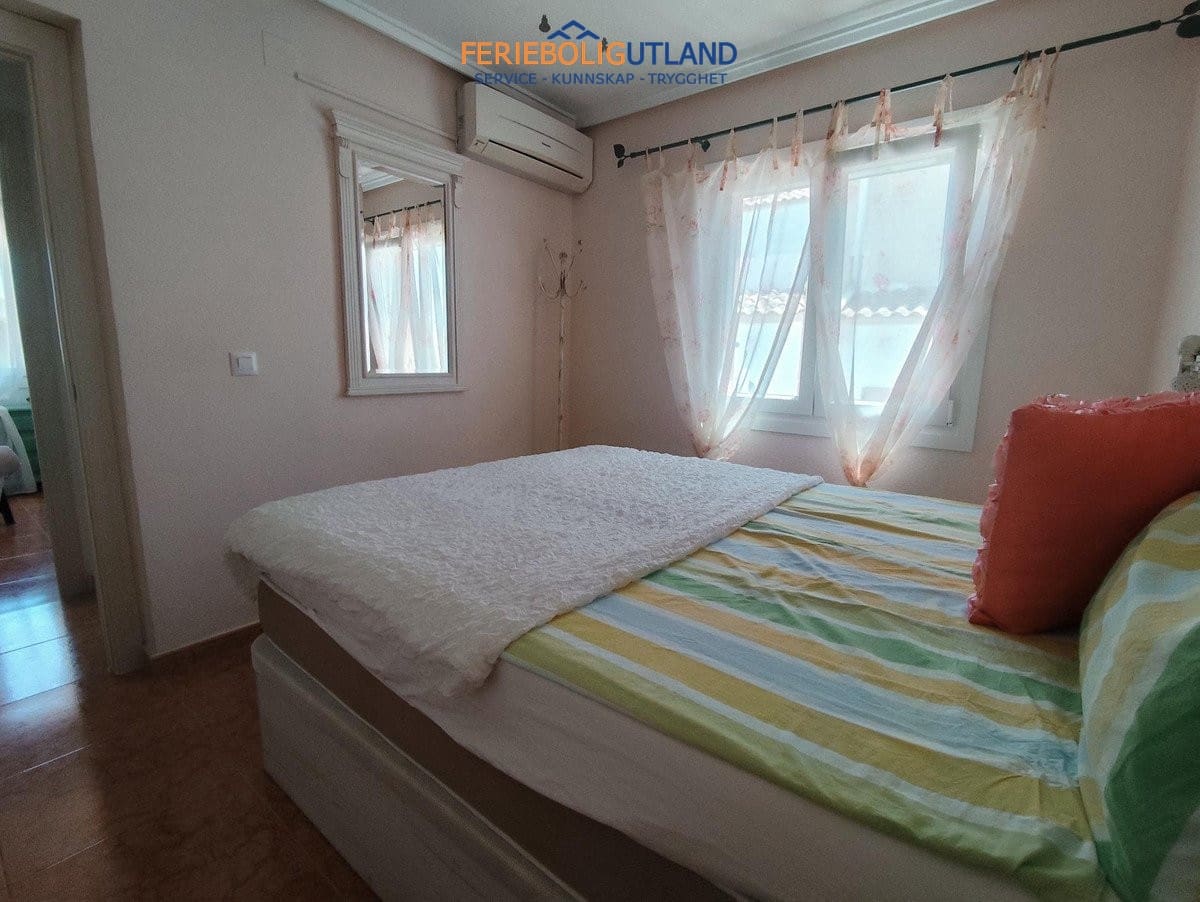 Chalet de 4 habitaciones en Playa Flamenca en venta con piscina - 280.000 € (Ref: 10032493)
