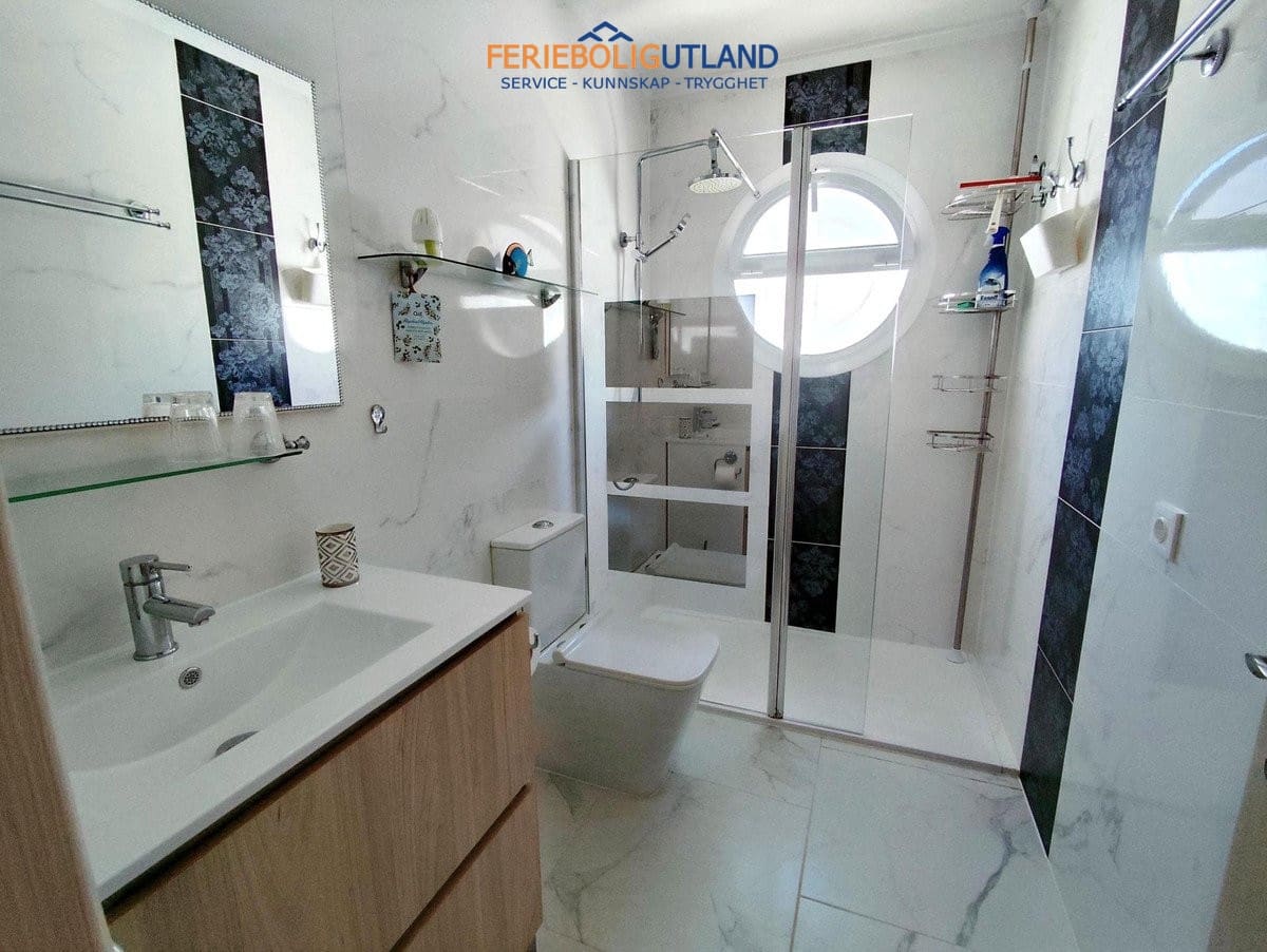 Chalet de 4 habitaciones en Playa Flamenca en venta con piscina - 280.000 € (Ref: 10032493)