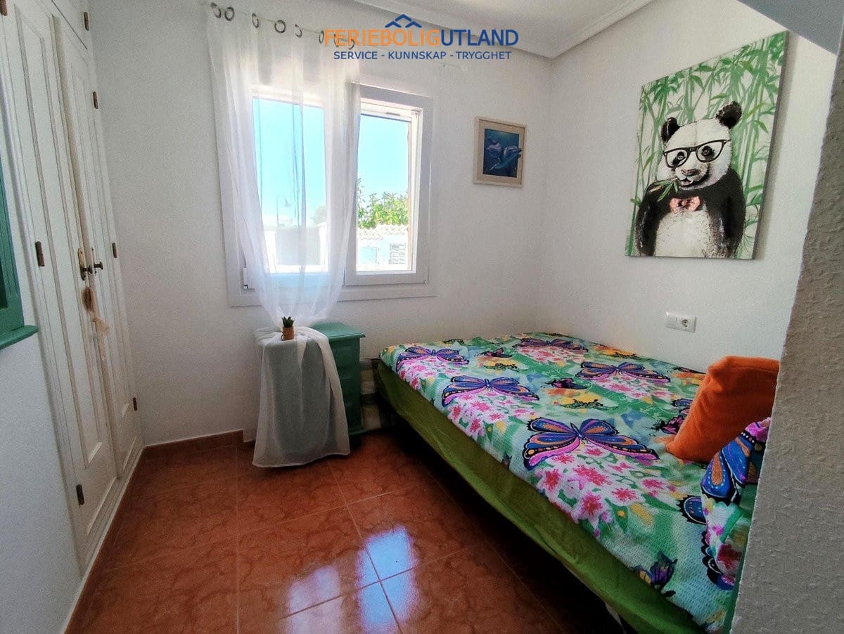 Chalet de 4 habitaciones en Playa Flamenca en venta con piscina - 280.000 € (Ref: 10032493)