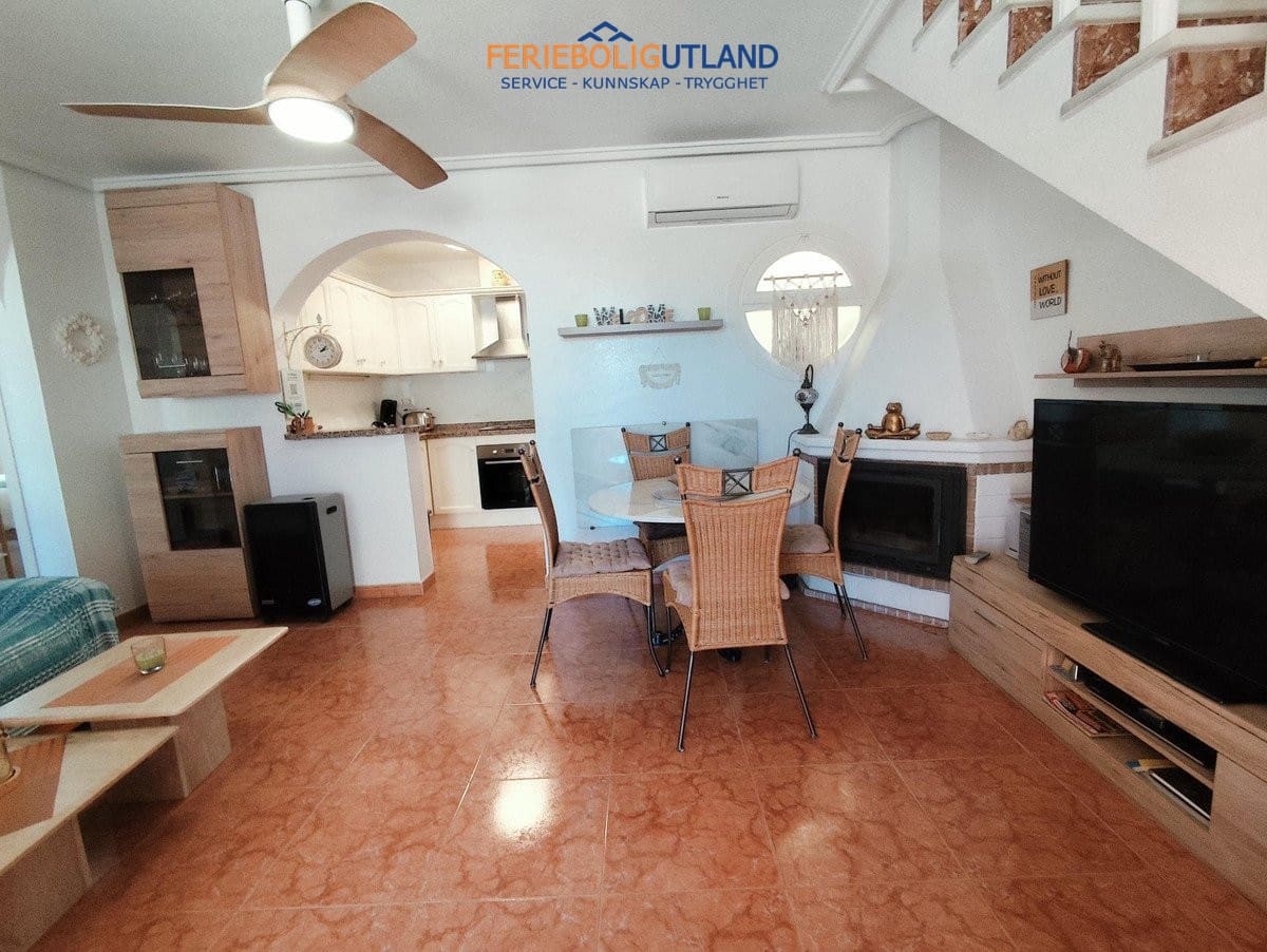 Chalet de 4 habitaciones en Playa Flamenca en venta con piscina - 280.000 € (Ref: 10032493)