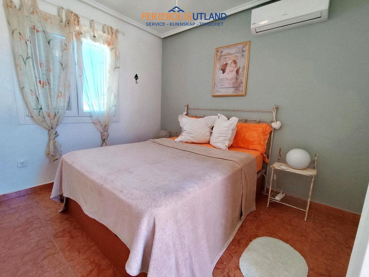 Chalet de 4 habitaciones en Playa Flamenca en venta con piscina - 280.000 € (Ref: 10032493)