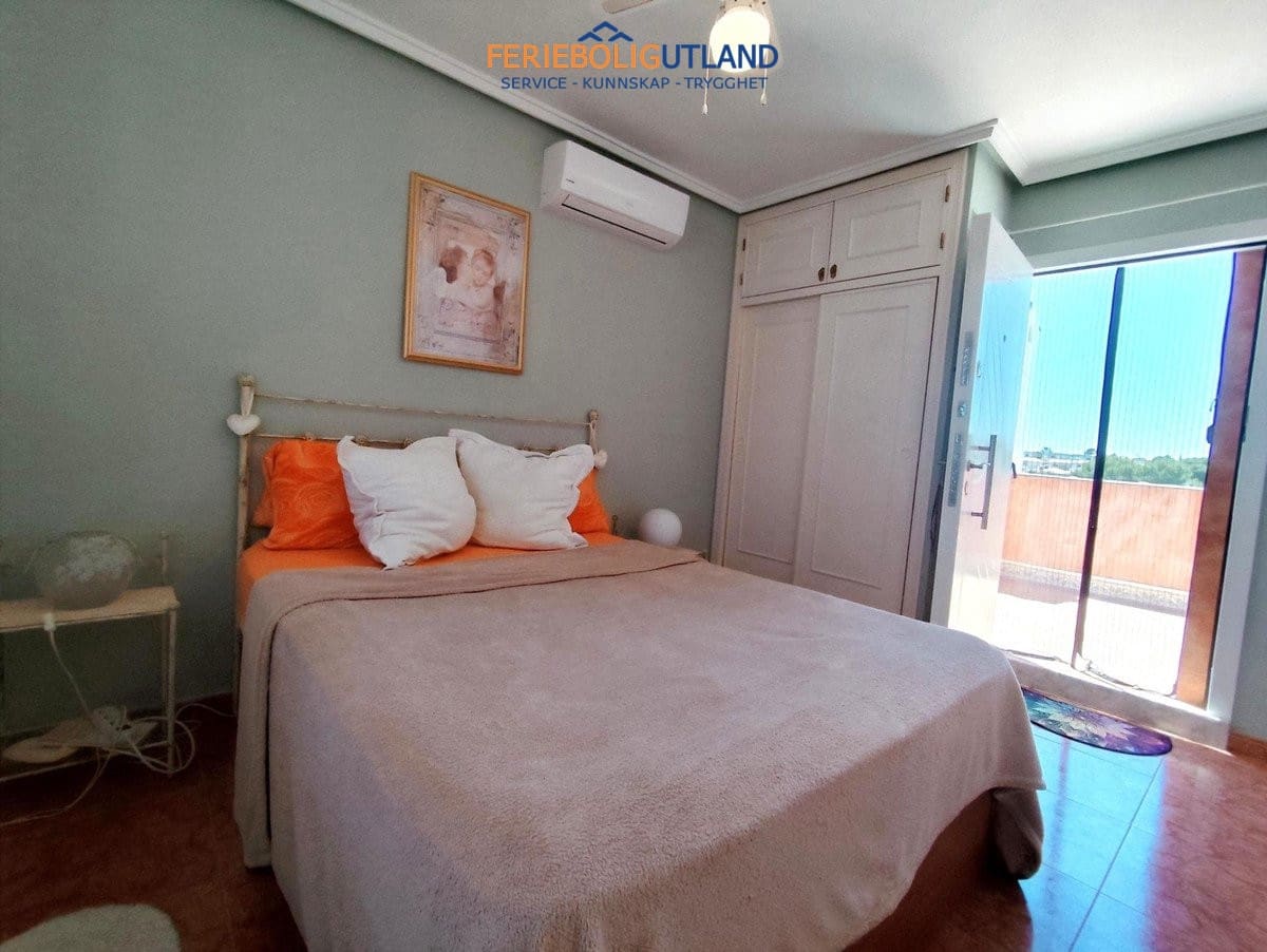 Chalet de 4 habitaciones en Playa Flamenca en venta con piscina - 280.000 € (Ref: 10032493)