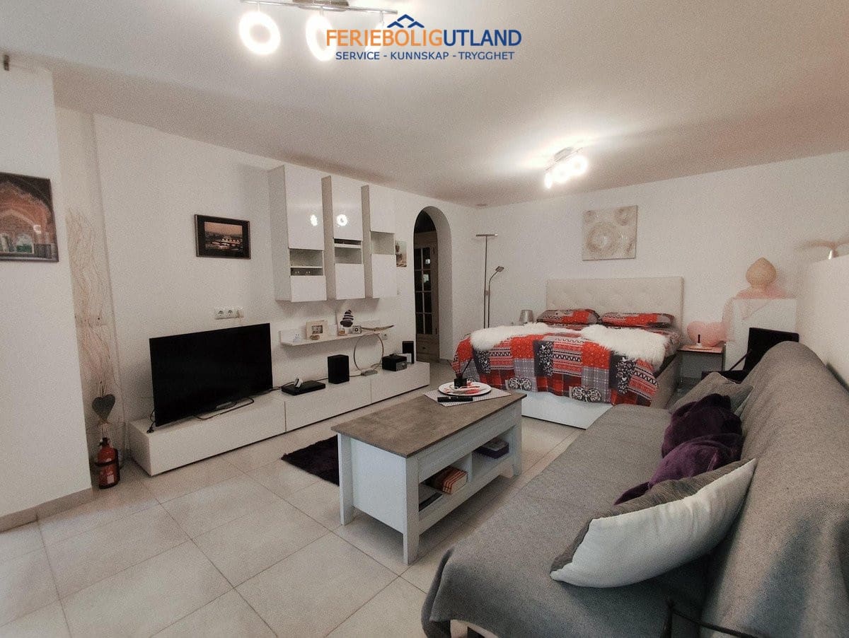 Chalet de 4 habitaciones en Playa Flamenca en venta con piscina - 280.000 € (Ref: 10032493)