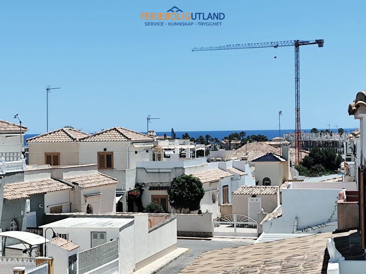 Chalet de 4 habitaciones en Playa Flamenca en venta con piscina - 280.000 € (Ref: 10032493)