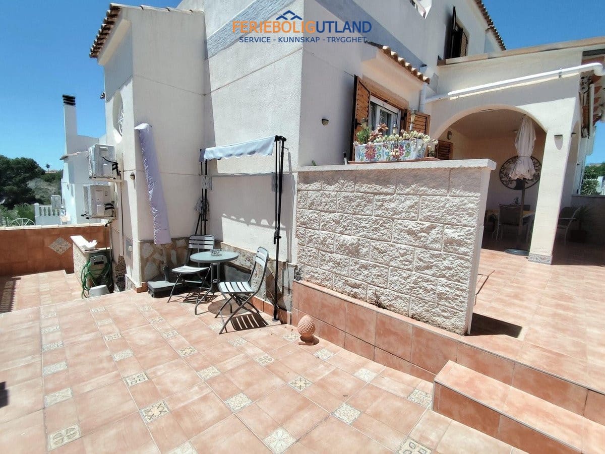 Chalet de 4 habitaciones en Playa Flamenca en venta con piscina - 280.000 € (Ref: 10032493)