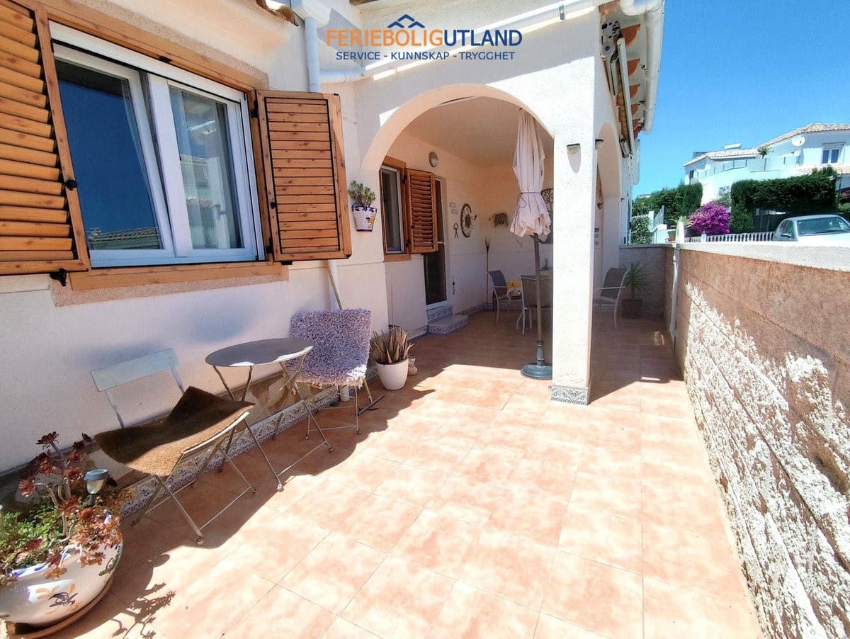 Chalet de 4 habitaciones en Playa Flamenca en venta con piscina - 280.000 € (Ref: 10032493)