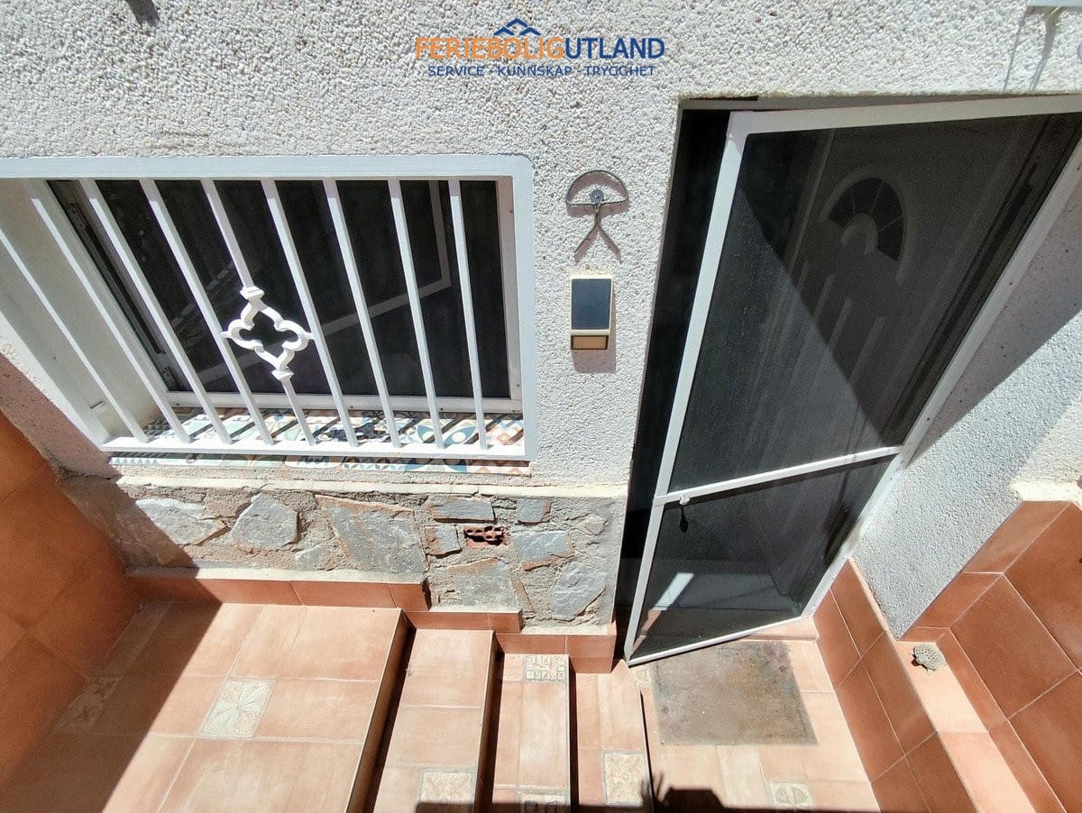 Chalet de 4 habitaciones en Playa Flamenca en venta con piscina - 280.000 € (Ref: 10032493)