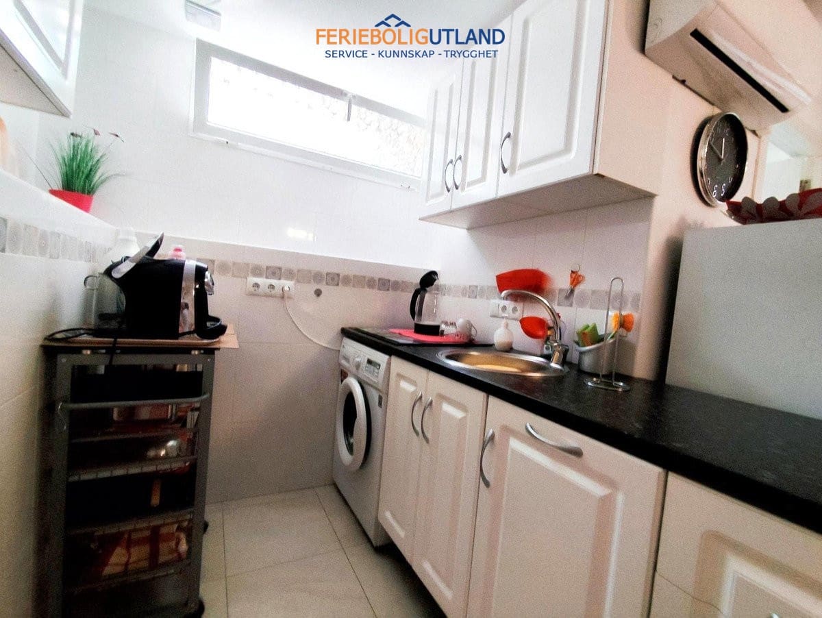 Chalet de 4 habitaciones en Playa Flamenca en venta con piscina - 280.000 € (Ref: 10032493)