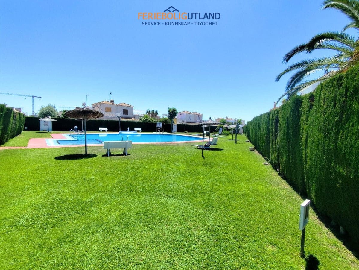 Chalet de 4 habitaciones en Playa Flamenca en venta con piscina - 280.000 € (Ref: 10032493)