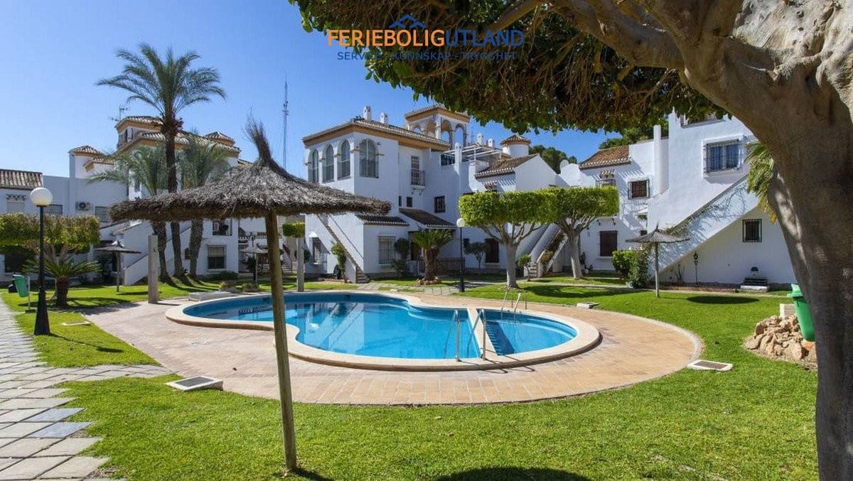 3 slaapkamer Huis te koop in Playa Flamenca met zwembad garage - € 330.000 (Ref: 10032501)