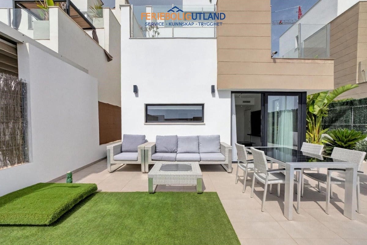 Chalet de 3 habitaciones en Guardamar del Segura en venta con piscina - 450.000 € (Ref: 10034231)