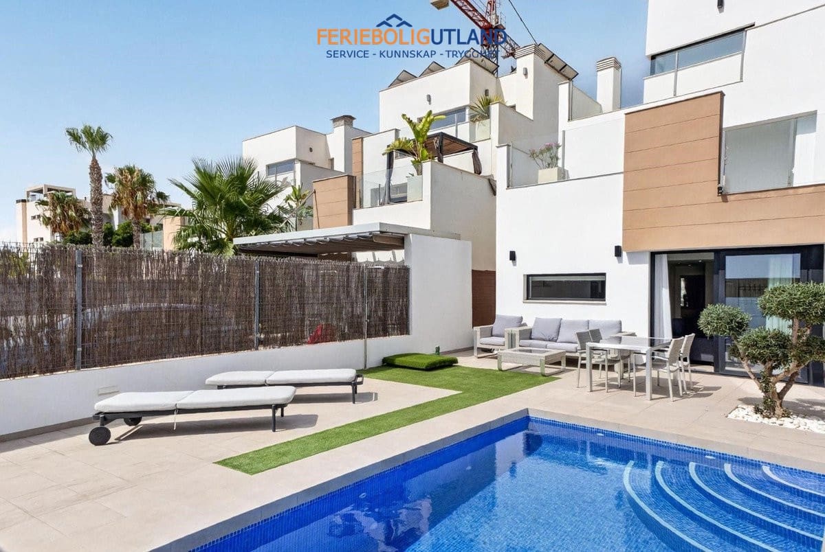Chalet de 3 habitaciones en Guardamar del Segura en venta con piscina - 450.000 € (Ref: 10034231)