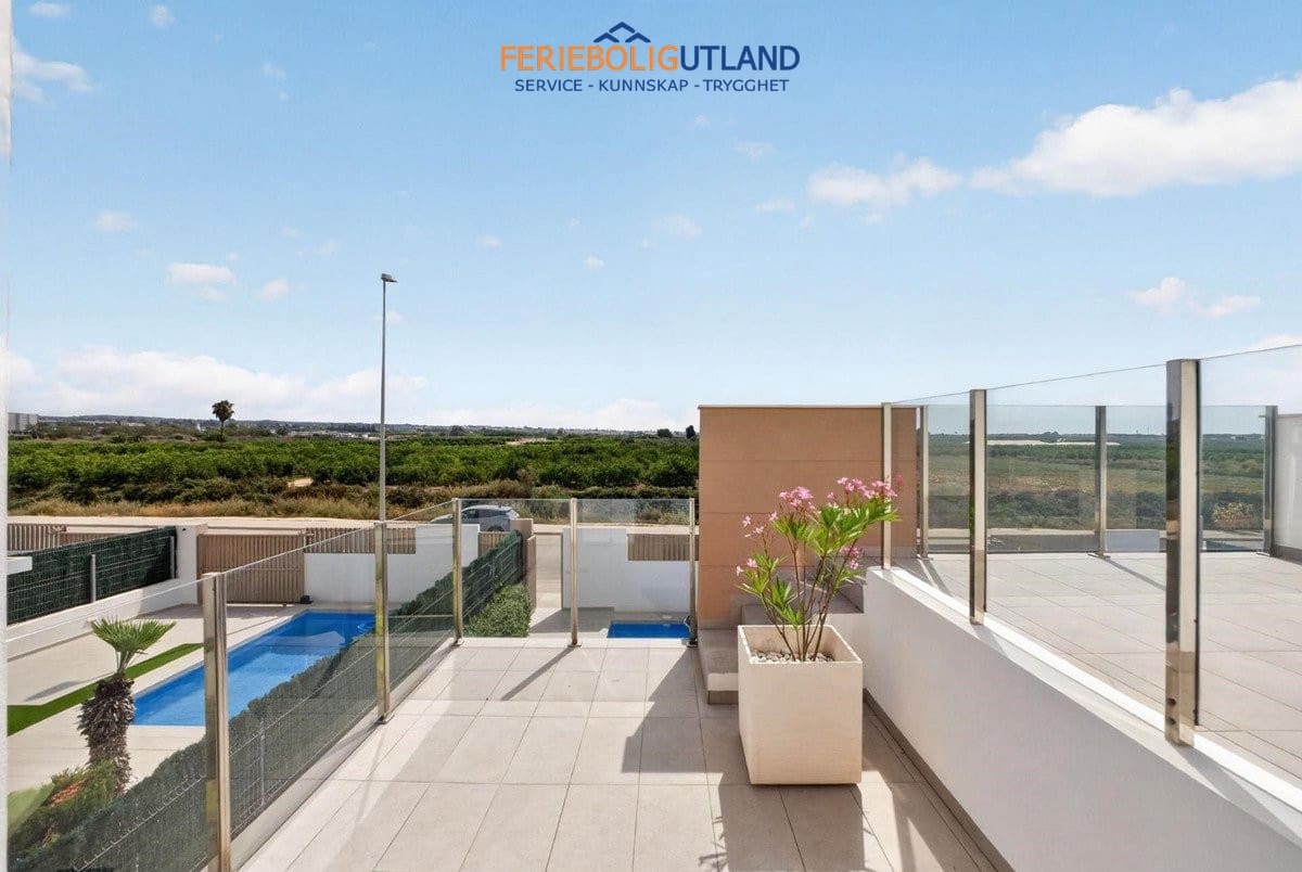 Chalet de 3 habitaciones en Guardamar del Segura en venta con piscina - 450.000 € (Ref: 10034231)