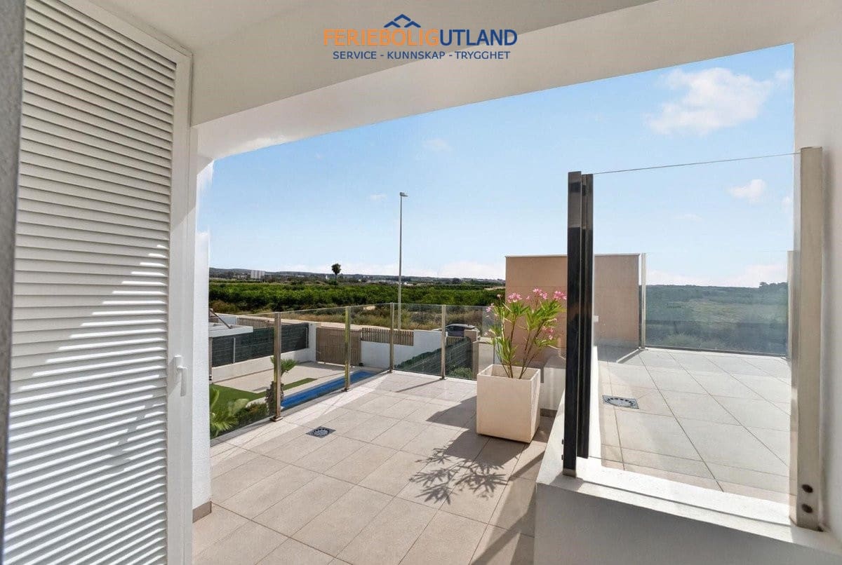 Chalet de 3 habitaciones en Guardamar del Segura en venta con piscina - 450.000 € (Ref: 10034231)