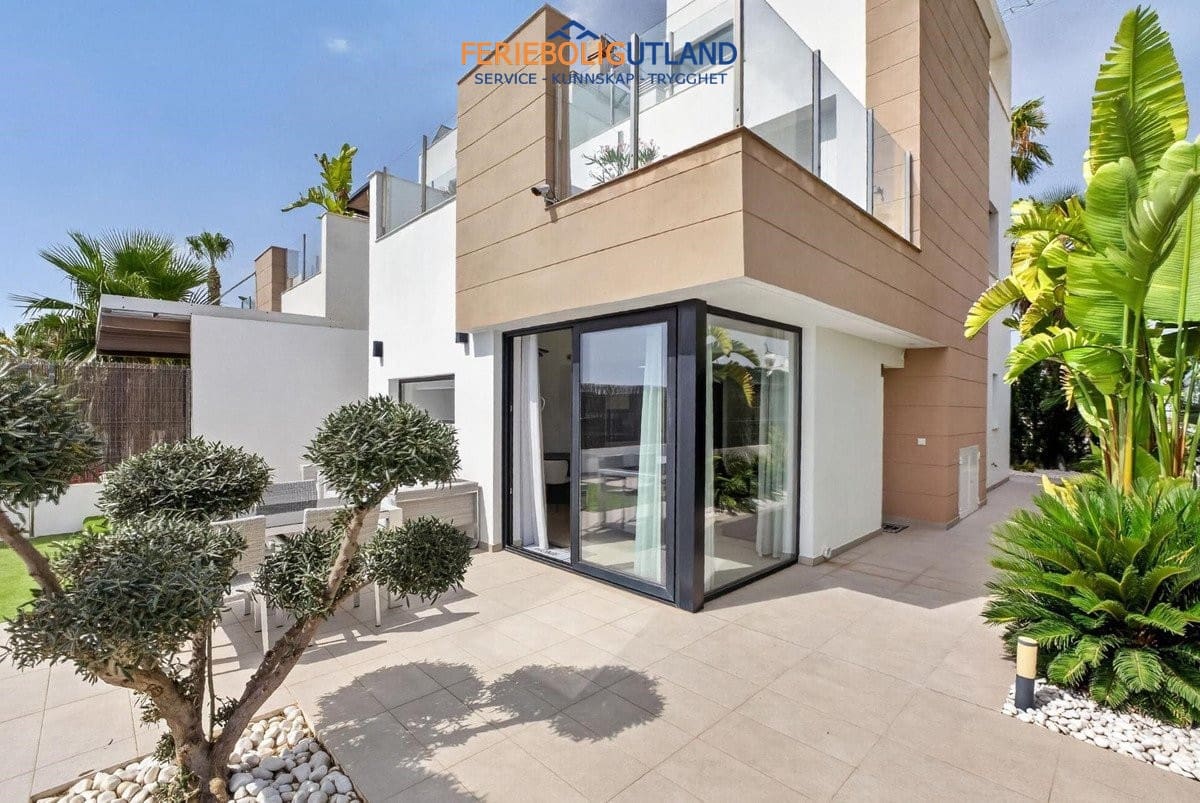 Chalet de 3 habitaciones en Guardamar del Segura en venta con piscina - 450.000 € (Ref: 10034231)
