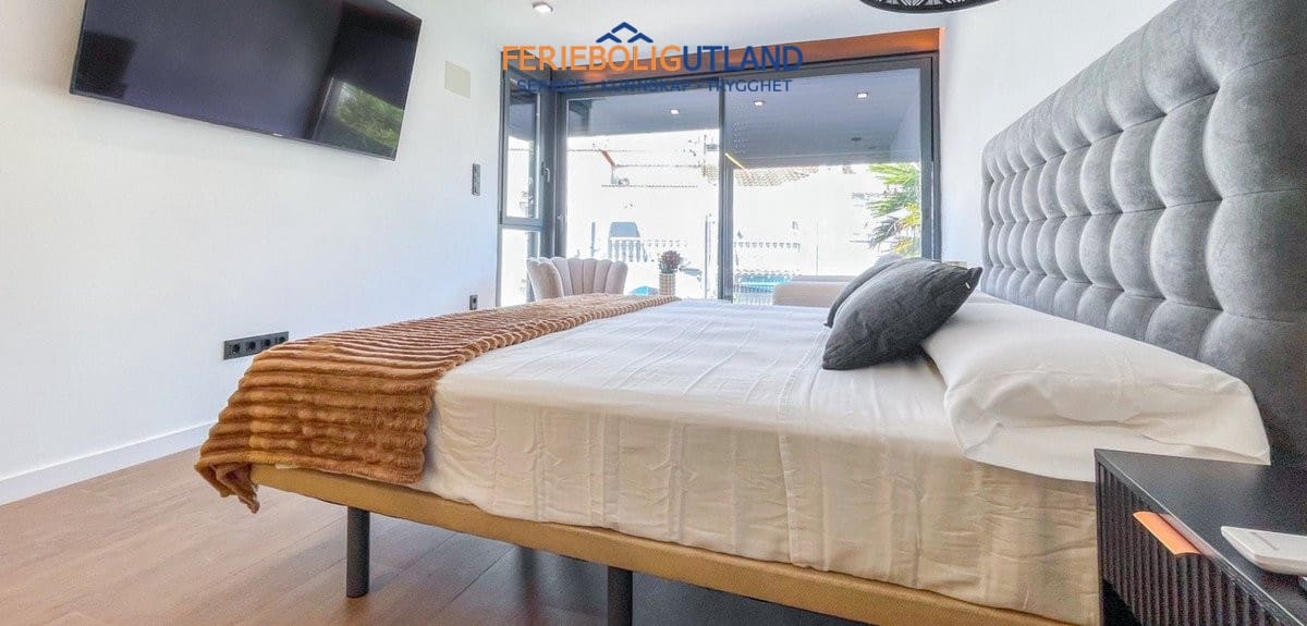 3 bedroom Townhouse for sale in Torrevieja with pool - € 539,000 (Ref: 10034324)