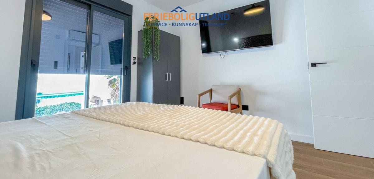 3 bedroom Townhouse for sale in Torrevieja with pool - € 539,000 (Ref: 10034324)