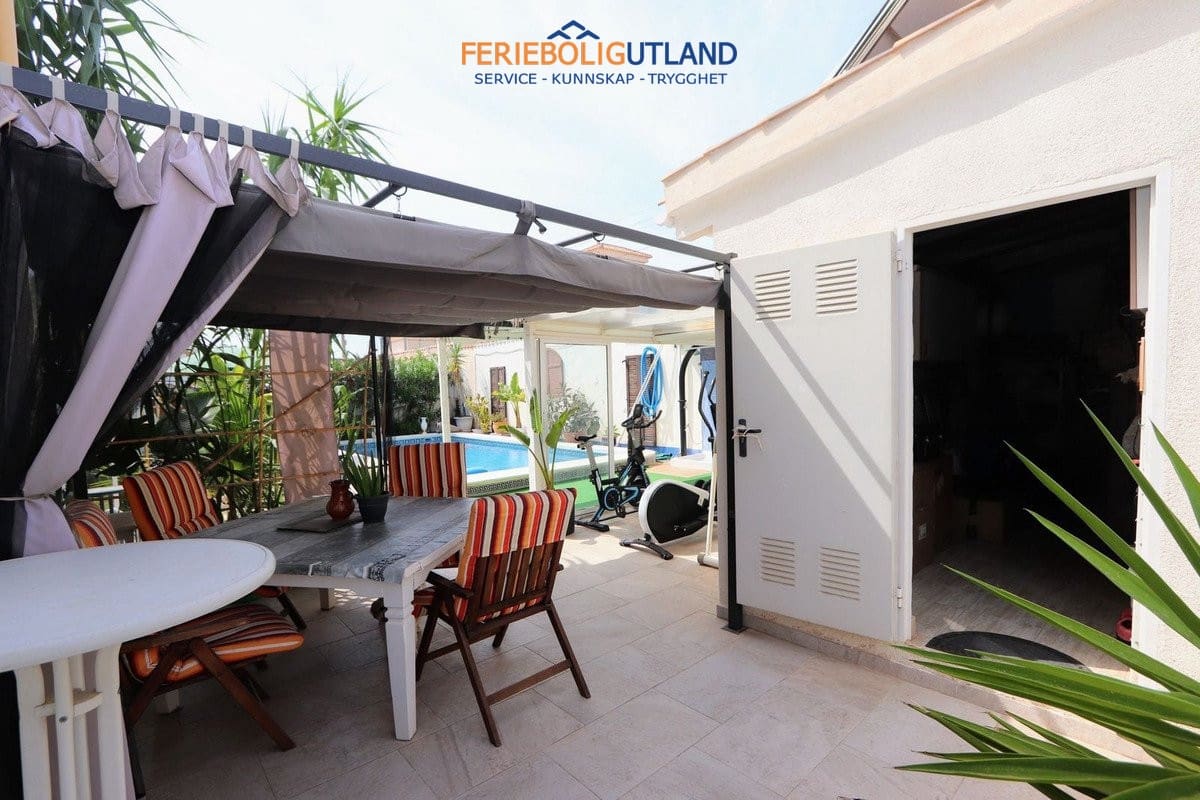 3 chambre Villa/Maison à vendre à Villamartin avec piscine garage - 349 990 € (Ref: 10034398)