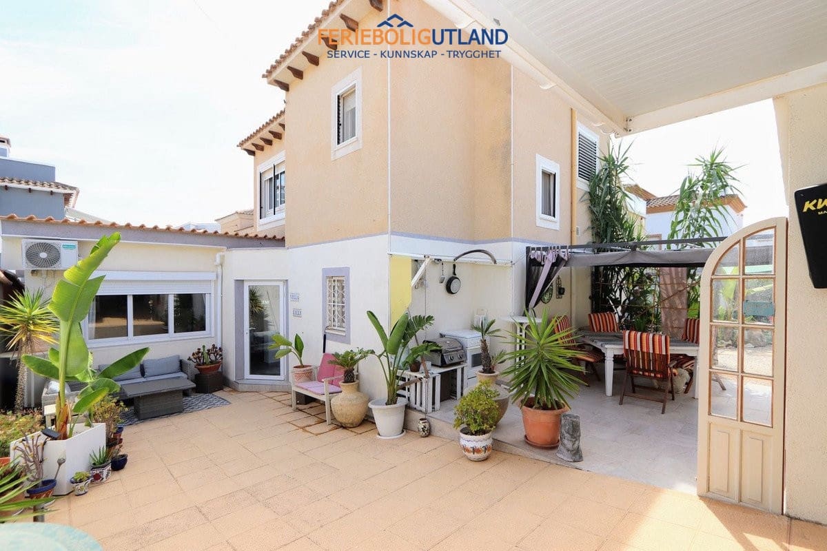 3 chambre Villa/Maison à vendre à Villamartin avec piscine garage - 349 990 € (Ref: 10034398)
