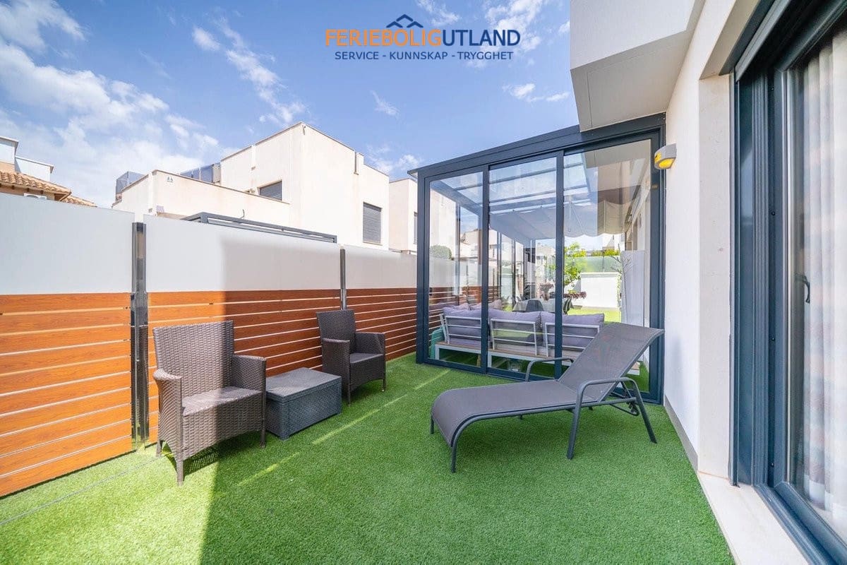 5 soverom Villa til salgs i Torrevieja med svømmebasseng garasje - € 559 000 (Ref: 10034515)