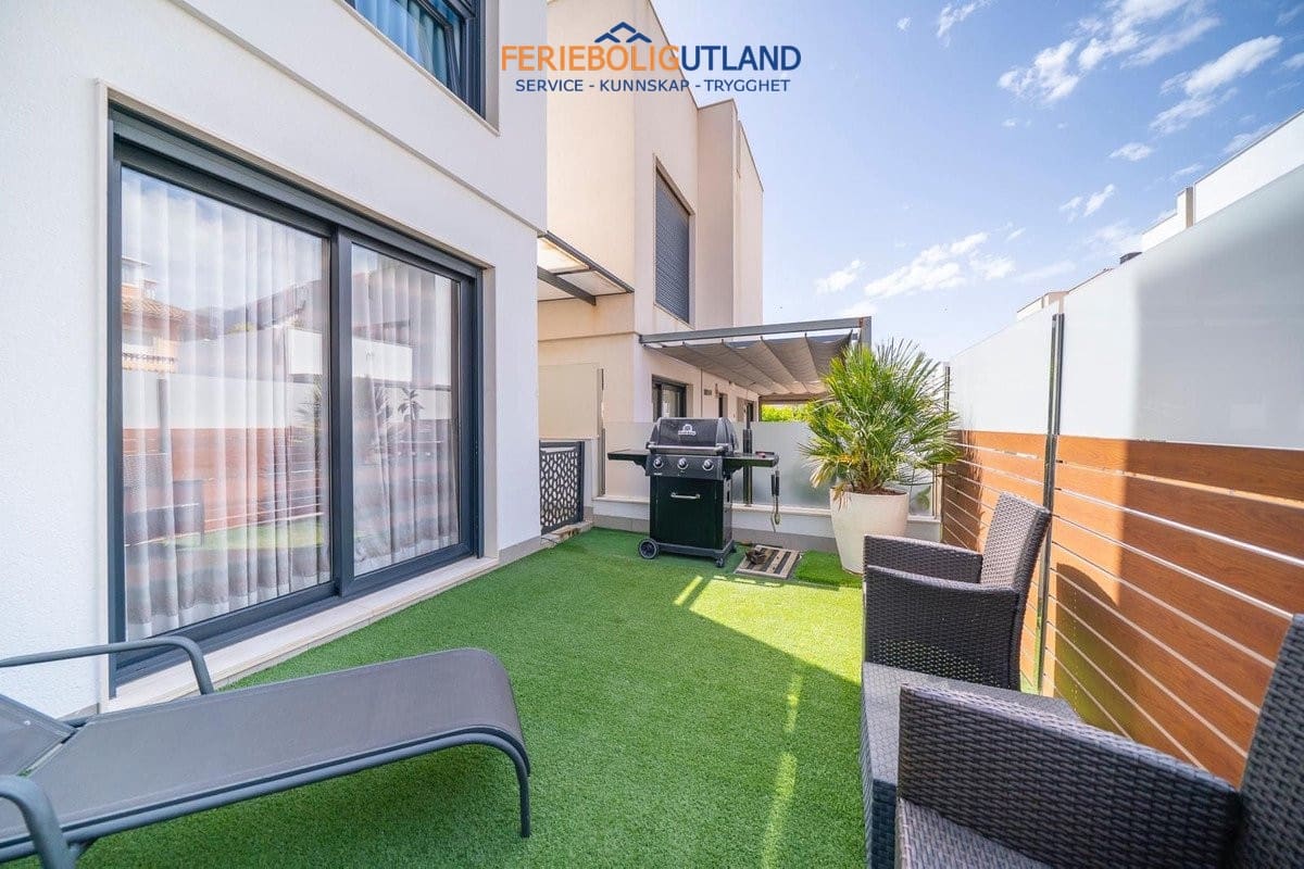 5 soverom Villa til salgs i Torrevieja med svømmebasseng garasje - € 559 000 (Ref: 10034515)