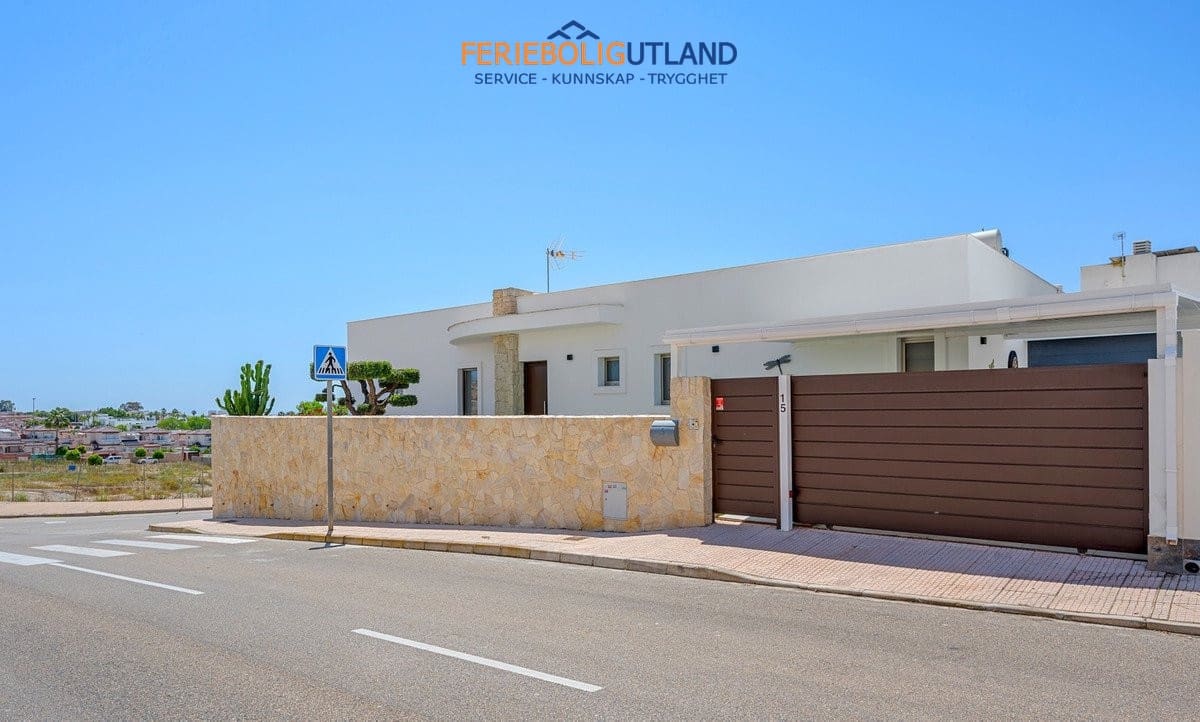 3 quarto Moradia para venda em La Marina com piscina - 595 000 € (Ref: 10041859)