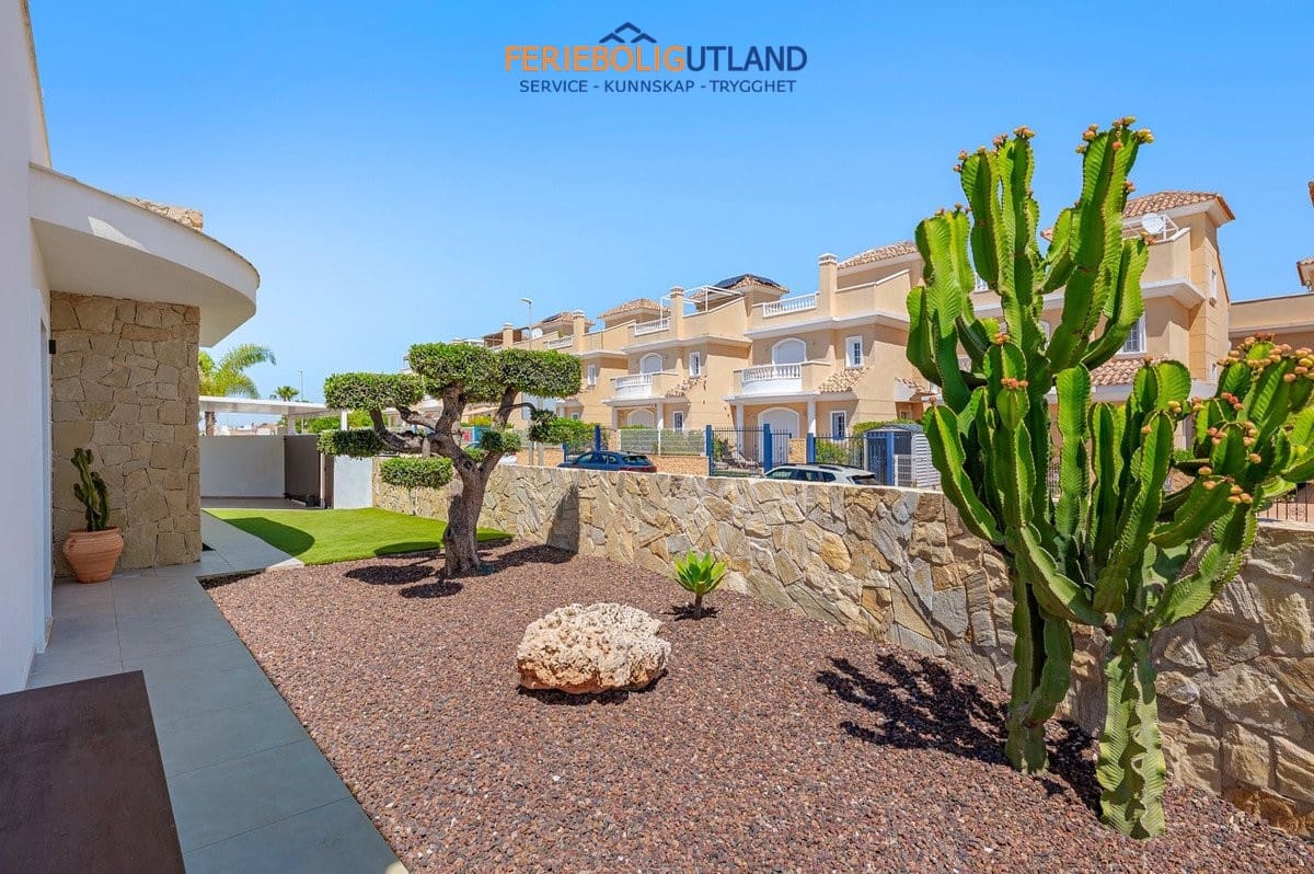 3 quarto Moradia para venda em La Marina com piscina - 595 000 € (Ref: 10041859)