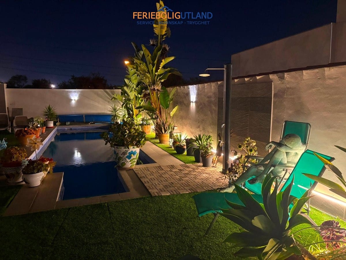 2 soverom Villa til salgs i Torrevieja med svømmebasseng garasje - € 465 000 (Ref: 10042008)