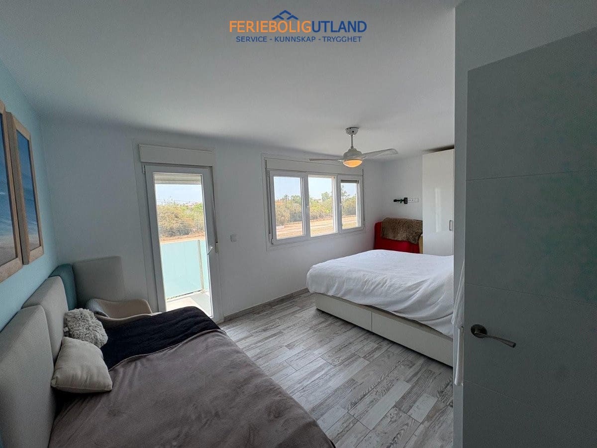 2 soverom Villa til salgs i Torrevieja med svømmebasseng garasje - € 465 000 (Ref: 10042008)