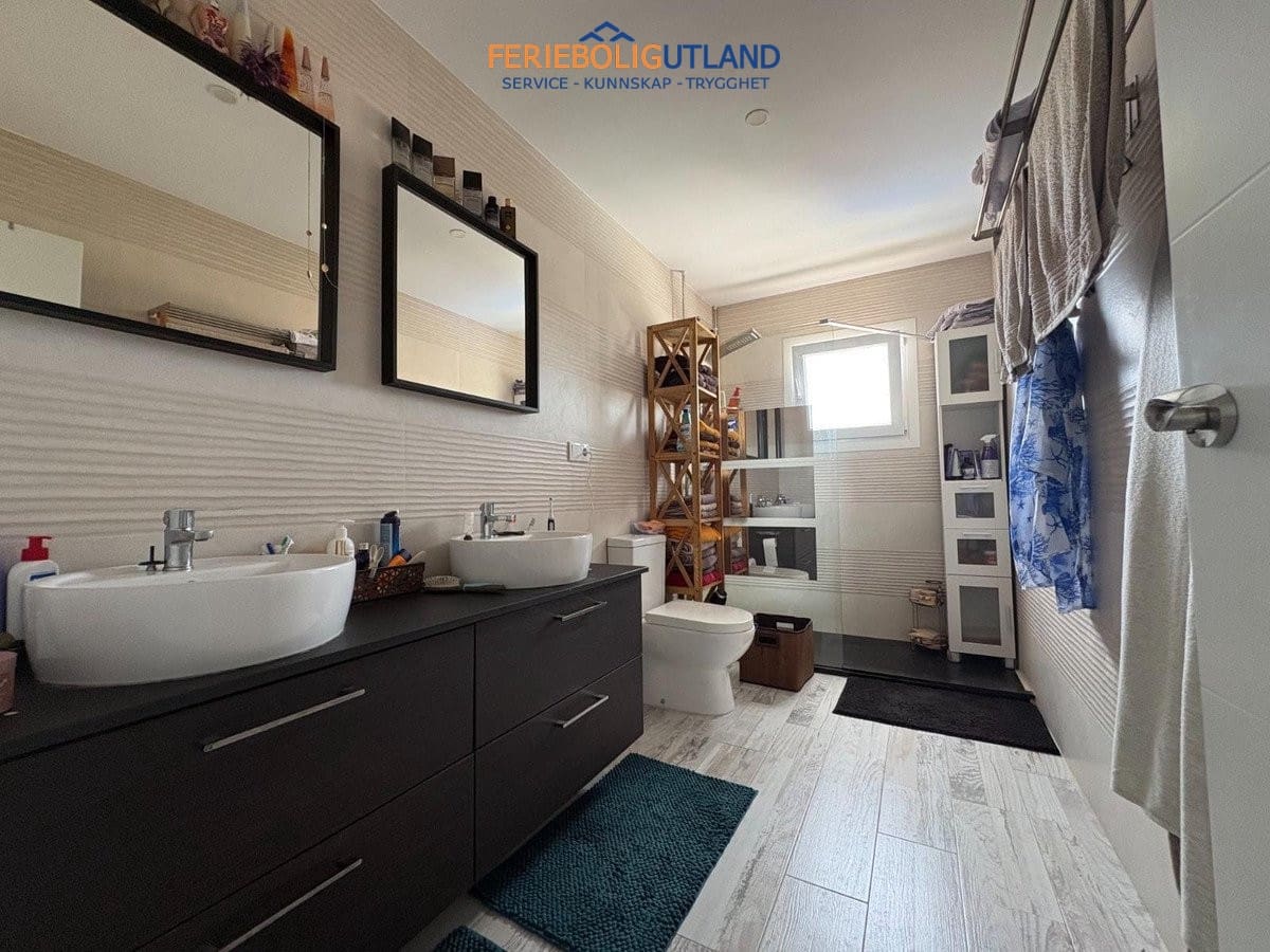 2 soverom Villa til salgs i Torrevieja med svømmebasseng garasje - € 465 000 (Ref: 10042008)